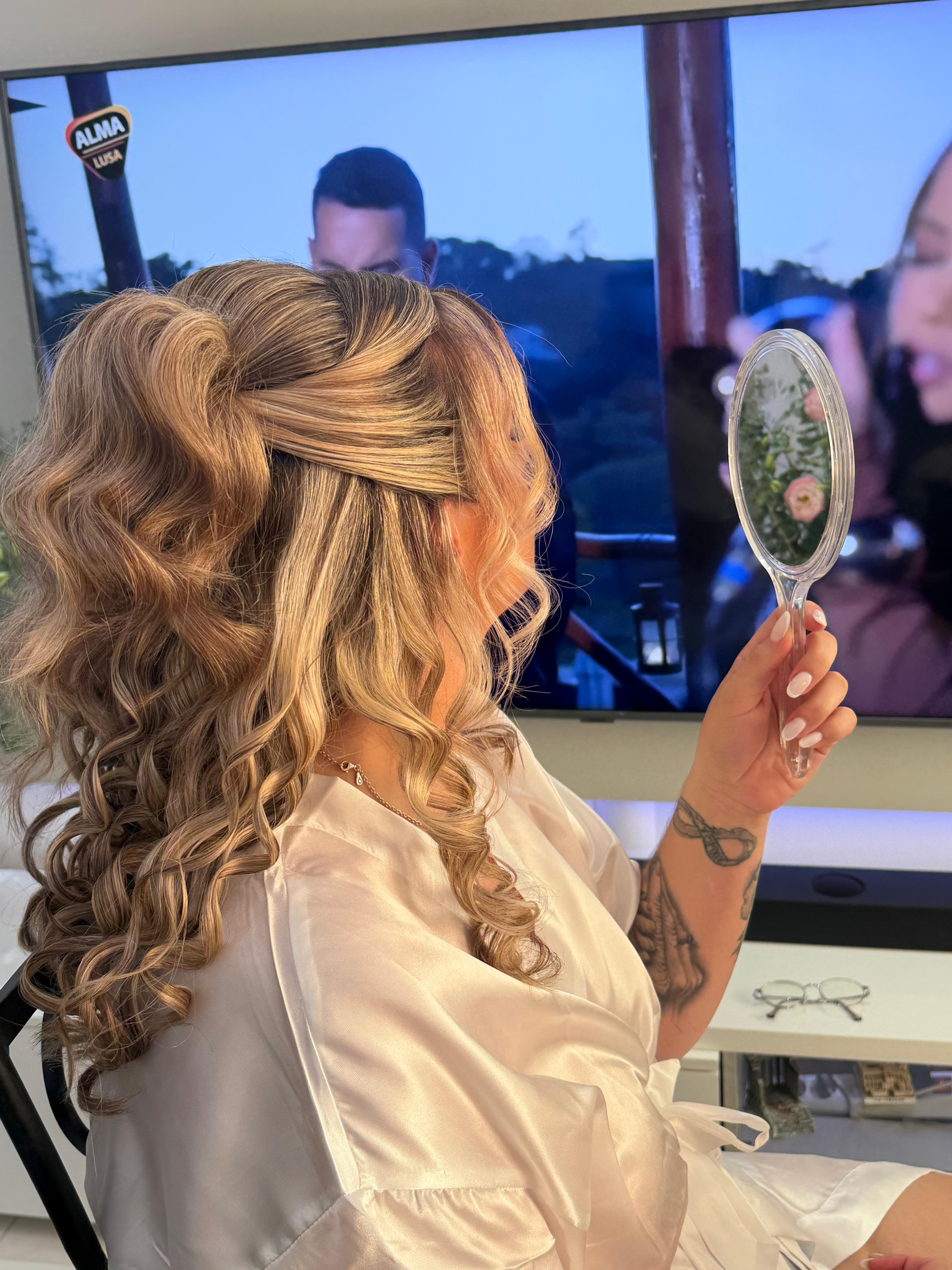 Penteado de noiva semi-preso com véu