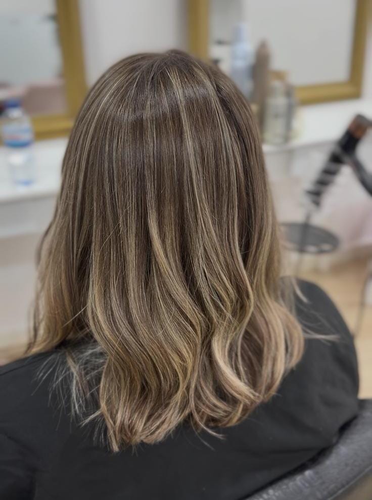 Coloração e morena iluminada com brilho