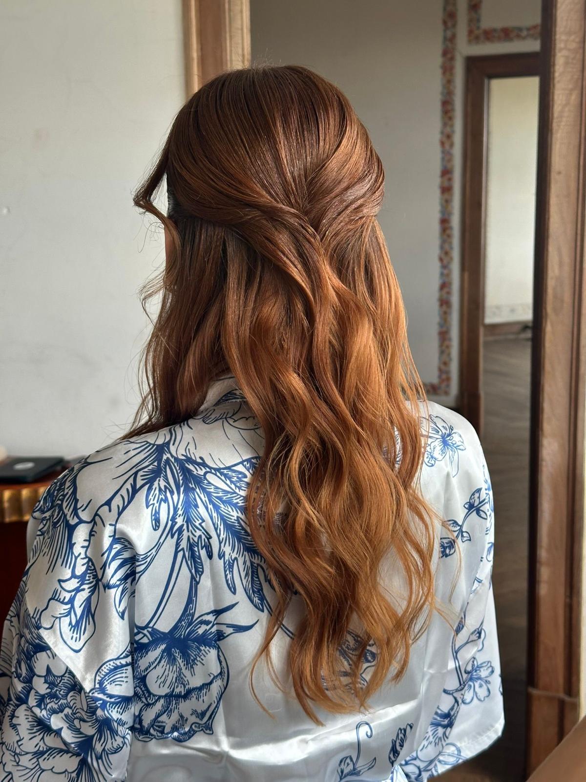 Penteado apanhado romântico com textura