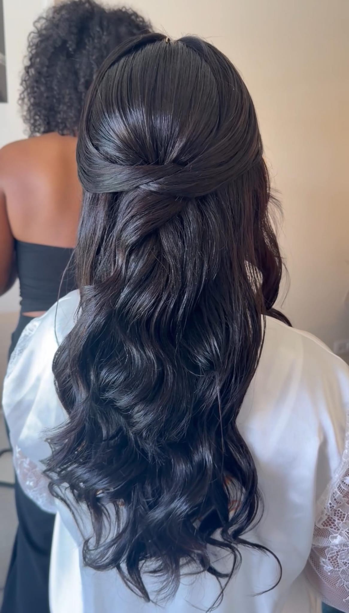 Semi-preso romântico com torcidos e ondas fluidas