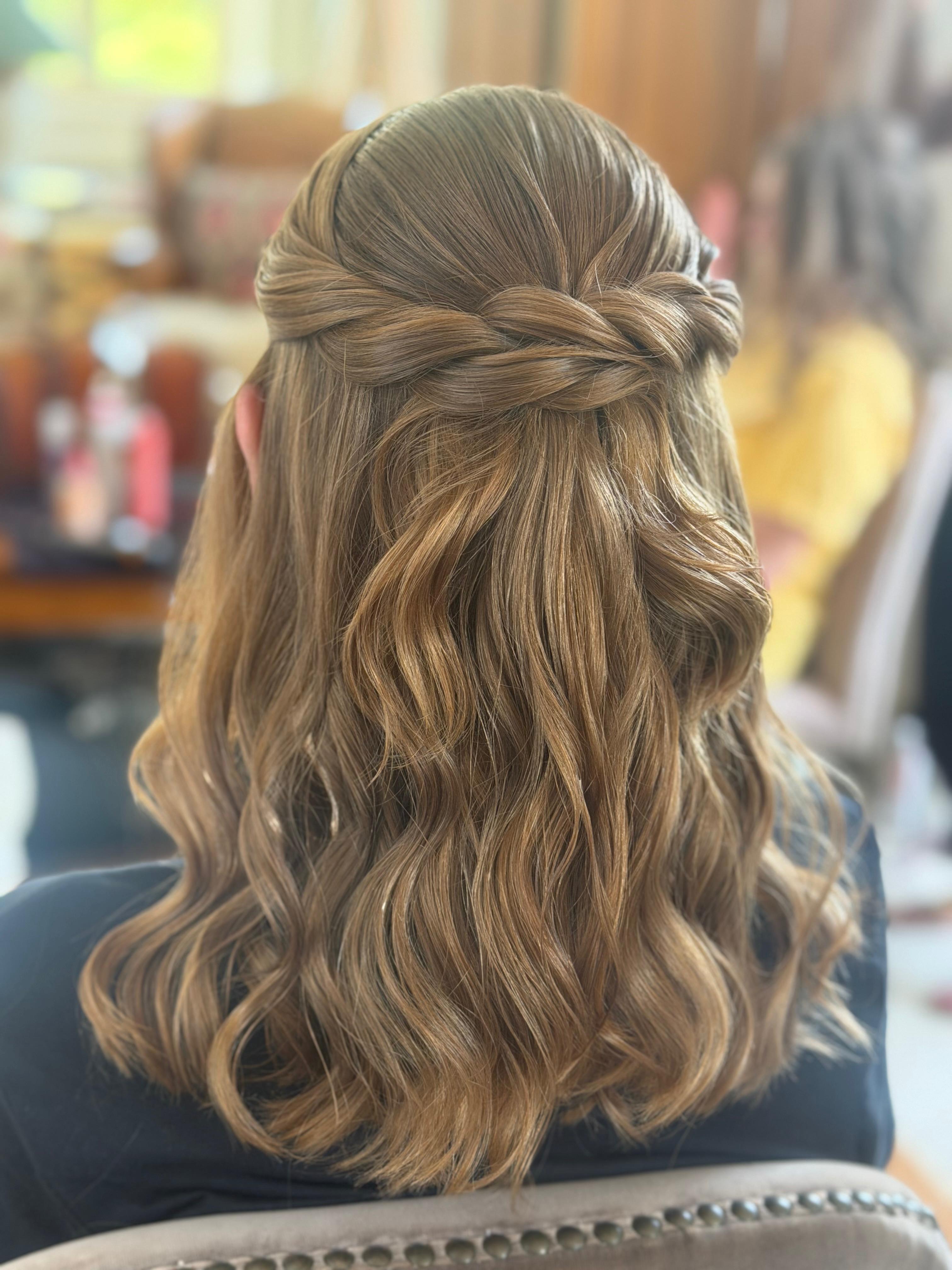 Penteado social glamouroso com ondas Hollywood